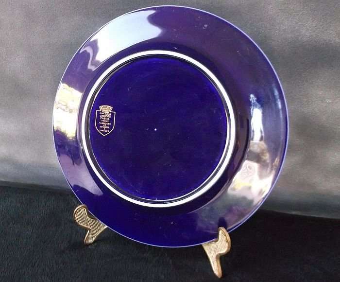 A VINTAGE LIMOGES PLATE WITH A ROMANTIC THEME