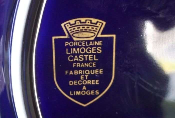 A VINTAGE LIMOGES PLATE WITH A ROMANTIC THEME