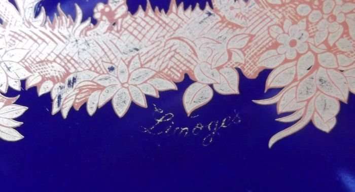 A VINTAGE LIMOGES PLATE WITH A ROMANTIC THEME