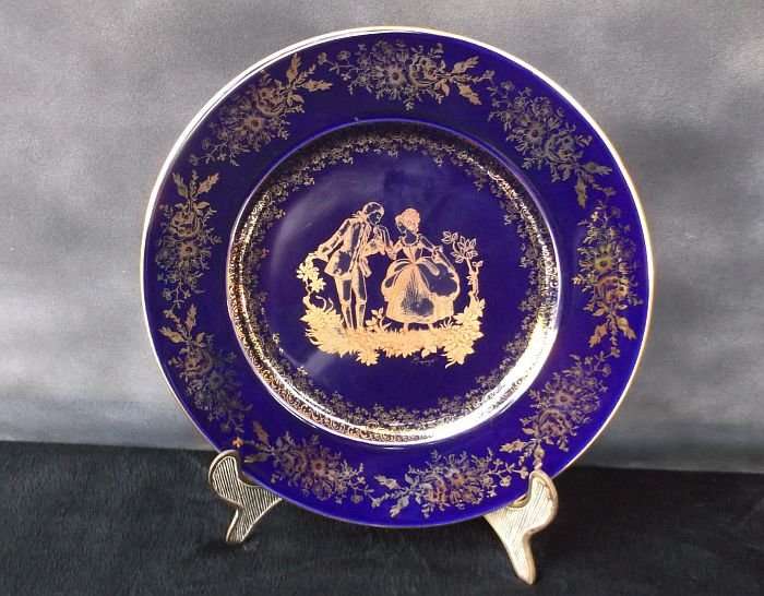 A VINTAGE LIMOGES PLATE WITH A ROMANTIC THEME