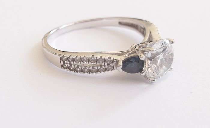 A GORGEOUS STERLING SILVER ENGAGEMENT TYPE RING....WHAT A STONE !!