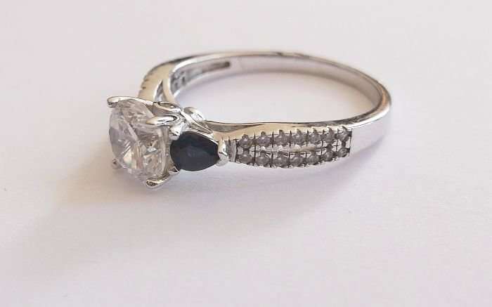 A GORGEOUS STERLING SILVER ENGAGEMENT TYPE RING....WHAT A STONE !!