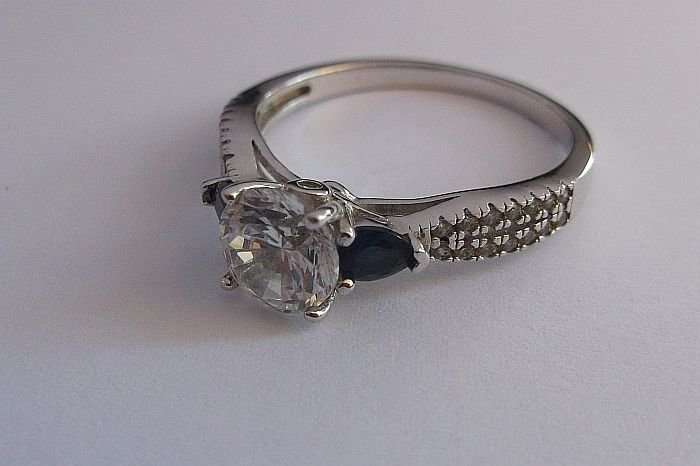 A GORGEOUS STERLING SILVER ENGAGEMENT TYPE RING....WHAT A STONE !!