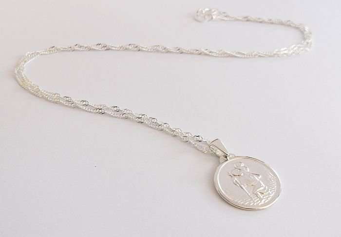 A STERLING SILVER NECKLACE WITH A STERLING SILVER ST CHRISTOPHER PENDANT