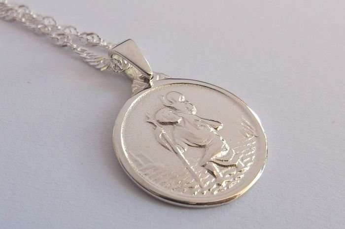 A STERLING SILVER NECKLACE WITH A STERLING SILVER ST CHRISTOPHER PENDANT