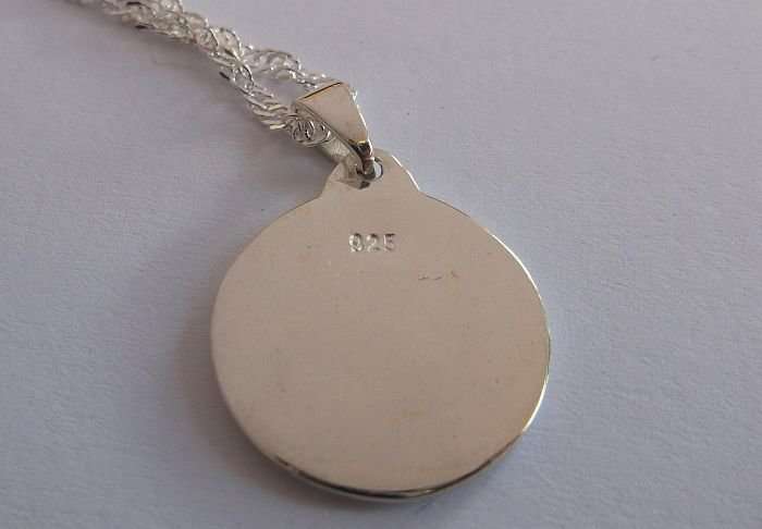 A STERLING SILVER NECKLACE WITH A STERLING SILVER ST CHRISTOPHER PENDANT