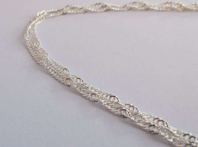 A STERLING SILVER NECKLACE WITH A STERLING SILVER ST CHRISTOPHER PENDANT