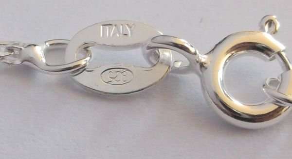 A STERLING SILVER NECKLACE WITH A STERLING SILVER ST CHRISTOPHER PENDANT