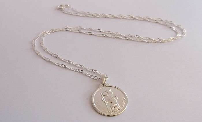 A STERLING SILVER NECKLACE WITH A STERLING SILVER ST CHRISTOPHER PENDANT