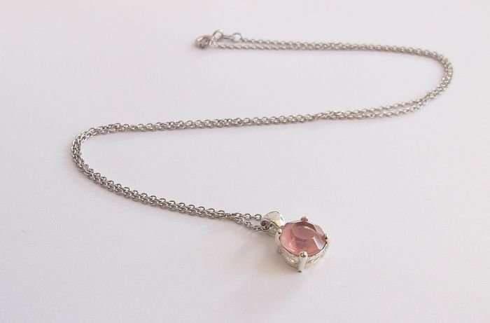 A STERLING SILVER NECKLACE WITH A FACETED PINK STONE SET STERLING SILVER PENDANT