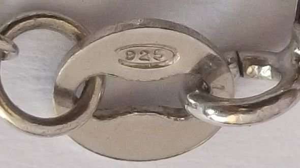 A STERLING SILVER NECKLACE WITH A FACETED PINK STONE SET STERLING SILVER PENDANT