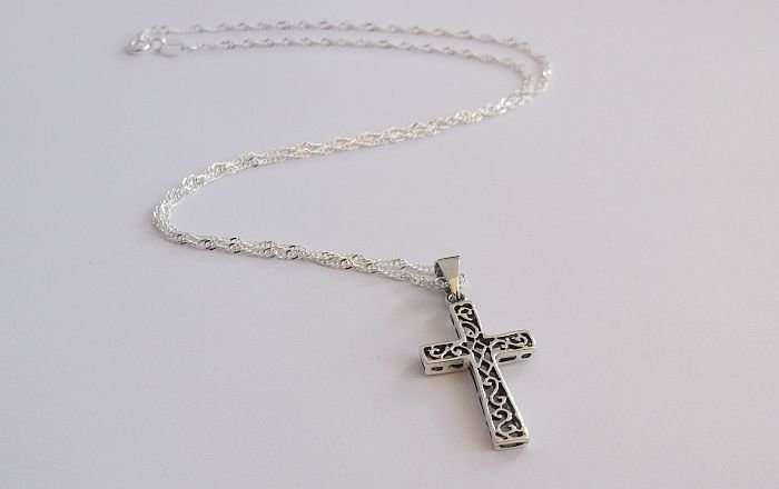 NEW STYLE !! A STERLING SILVER NECKLACE WITH A STERLING SILVER CROSS PENDANT