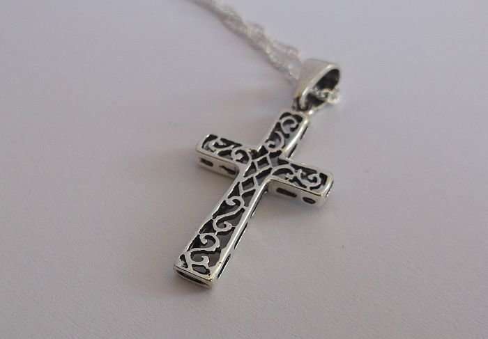 NEW STYLE !! A STERLING SILVER NECKLACE WITH A STERLING SILVER CROSS PENDANT