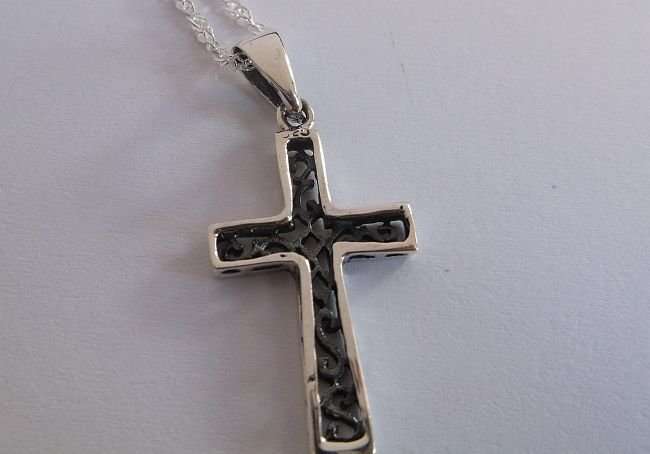 NEW STYLE !! A STERLING SILVER NECKLACE WITH A STERLING SILVER CROSS PENDANT