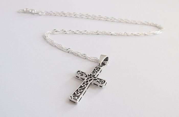 NEW STYLE !! A STERLING SILVER NECKLACE WITH A STERLING SILVER CROSS PENDANT