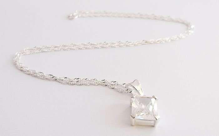 A STERLING SILVER NECKLACE PLUS A STERLING SILVER PENDANT SET WITH A CLEAR FACETED STONE