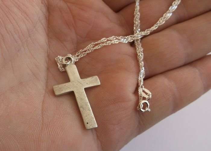 A STERLING SILVER NECKLACE PLUS A STERLING SILVER CROSS PENDANT