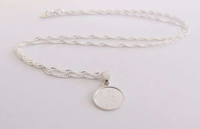A STERLING SILVER NECKLACE WITH A SMALL STERLING SILVER ST CHRISTOPHER PENDANT