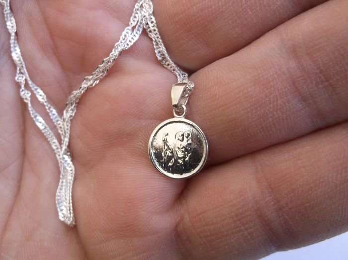 A STERLING SILVER NECKLACE WITH A SMALL STERLING SILVER ST CHRISTOPHER PENDANT