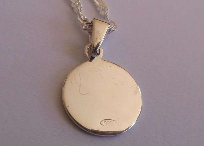 A STERLING SILVER NECKLACE WITH A SMALL STERLING SILVER ST CHRISTOPHER PENDANT