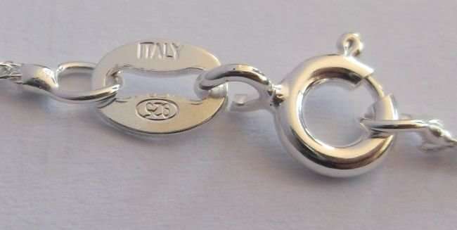 A STERLING SILVER NECKLACE WITH A SMALL STERLING SILVER ST CHRISTOPHER PENDANT