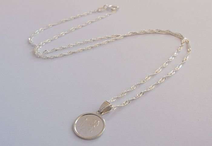 A STERLING SILVER NECKLACE WITH A SMALL STERLING SILVER ST CHRISTOPHER PENDANT