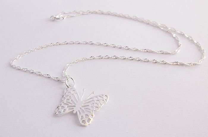 A LOVELY TWIST DESIGN 45 CM STERLING SILVER NECKLACE PLUS A STERLING SILVER BUTTERFLY PENDANT !!!