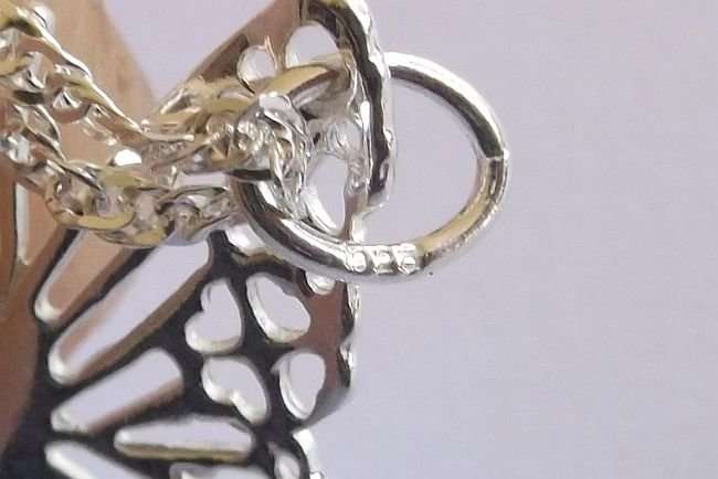 A LOVELY TWIST DESIGN 45 CM STERLING SILVER NECKLACE PLUS A STERLING SILVER BUTTERFLY PENDANT !!!