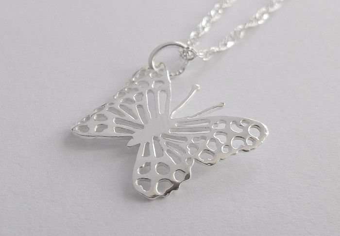 A LOVELY TWIST DESIGN 45 CM STERLING SILVER NECKLACE PLUS A STERLING SILVER BUTTERFLY PENDANT !!!