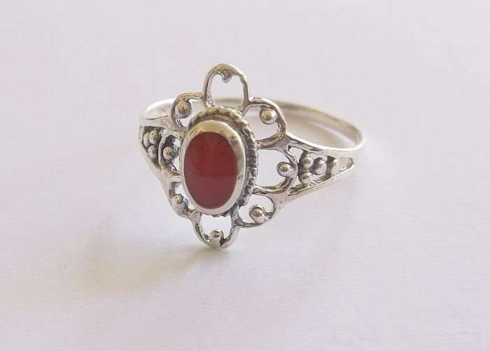 AN EYE CATCHING STERLING SILVER RING SET WITH A RED CENTER ....WHAT A BARGAIN !!