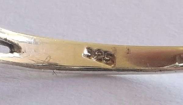 AN EYE CATCHING STERLING SILVER RING SET WITH A RED CENTER ....WHAT A BARGAIN !!