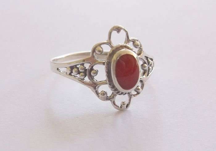 AN EYE CATCHING STERLING SILVER RING SET WITH A RED CENTER ....WHAT A BARGAIN !!