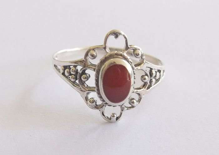 AN EYE CATCHING STERLING SILVER RING SET WITH A RED CENTER ....WHAT A BARGAIN !!