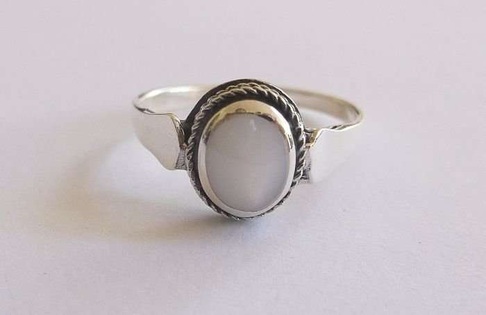 A LOVELY STERLING SILVER RING SET WITH A MOTHER OF PEARL LOOK INSET ...GREAT !!!