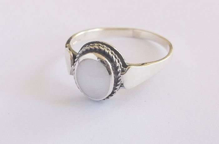 A LOVELY STERLING SILVER RING SET WITH A MOTHER OF PEARL LOOK INSET ...GREAT !!!