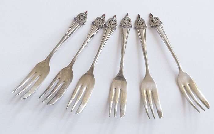 COOL !! A SET OF SIX VINTAGE SILVER PLATED CAKE FORKS WITH THE OLD VOORTREKKER EMBLEM...HOU KOERS !!