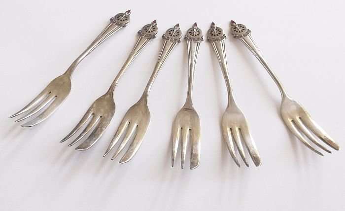 COOL !! A SET OF SIX VINTAGE SILVER PLATED CAKE FORKS WITH THE OLD VOORTREKKER EMBLEM...HOU KOERS !!