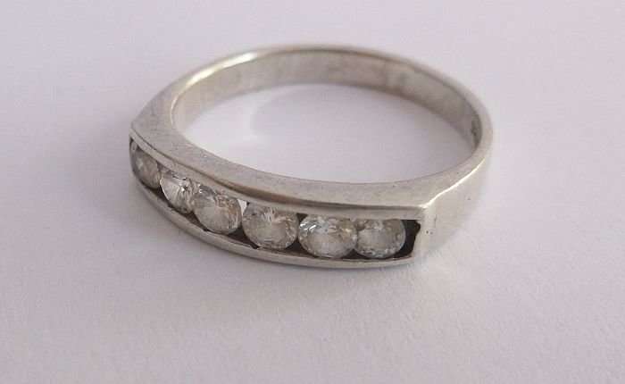 A CHARMING SOLID STERLING SILVER RING SET WITH 6 FACETED CLEAR STONES ....NICE !!