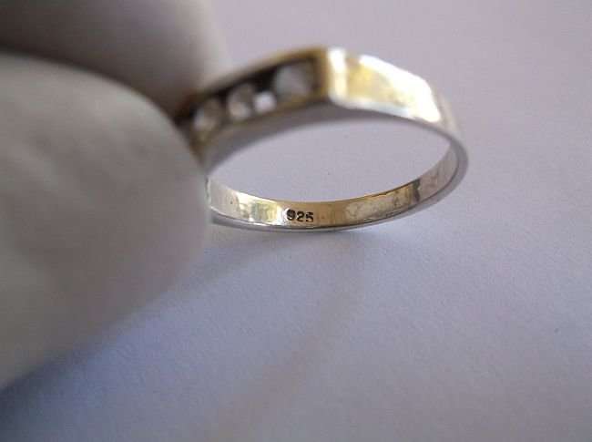 A CHARMING SOLID STERLING SILVER RING SET WITH 6 FACETED CLEAR STONES ....NICE !!