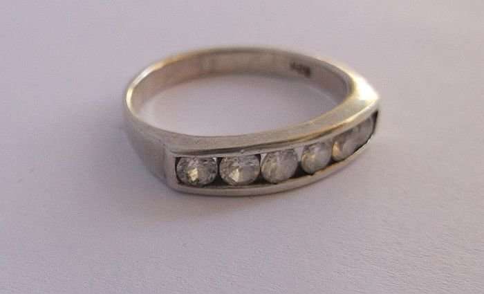 A CHARMING SOLID STERLING SILVER RING SET WITH 6 FACETED CLEAR STONES ....NICE !!