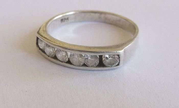 A CHARMING SOLID STERLING SILVER RING SET WITH 6 FACETED CLEAR STONES ....NICE !!