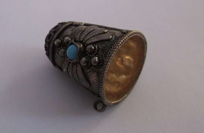 AN EYE CATCHING INTRICATELY DETAILED VINTAGE SOLID SILVER THIMBLE + DESIGNER STAMP INSIDE..WOW !!!
