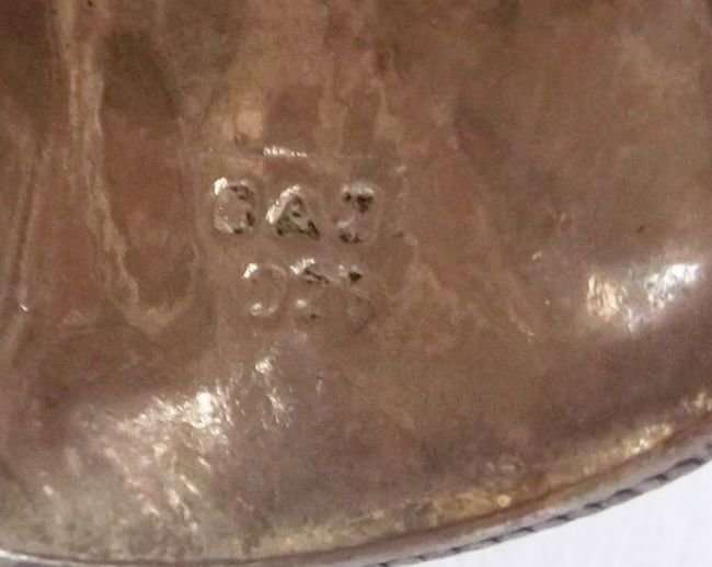 AN EYE CATCHING INTRICATELY DETAILED VINTAGE SOLID SILVER THIMBLE + DESIGNER STAMP INSIDE..WOW !!!