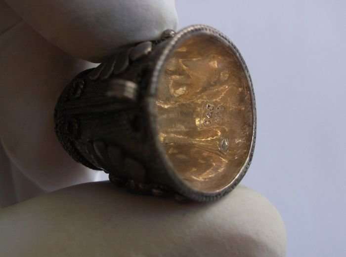 AN EYE CATCHING INTRICATELY DETAILED VINTAGE SOLID SILVER THIMBLE + DESIGNER STAMP INSIDE..WOW !!!