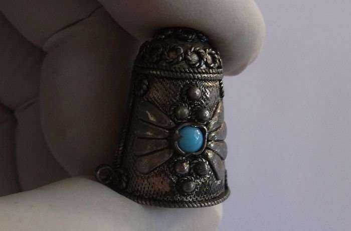 AN EYE CATCHING INTRICATELY DETAILED VINTAGE SOLID SILVER THIMBLE + DESIGNER STAMP INSIDE..WOW !!!