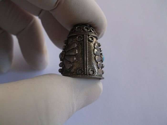 AN EYE CATCHING INTRICATELY DETAILED VINTAGE SOLID SILVER THIMBLE + DESIGNER STAMP INSIDE..WOW !!!