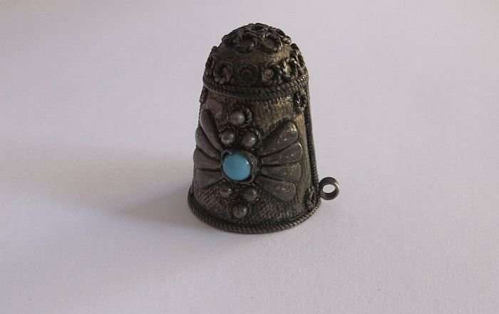 AN EYE CATCHING INTRICATELY DETAILED VINTAGE SOLID SILVER THIMBLE + DESIGNER STAMP INSIDE..WOW !!!