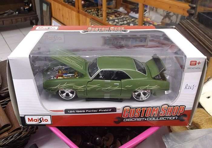 AN ULTRA COOL 1:24 SCALE DIE CAST METAL MODEL OF A 1969 PONTIAC FIREBIRD ....AWESOME DETAIL !!!