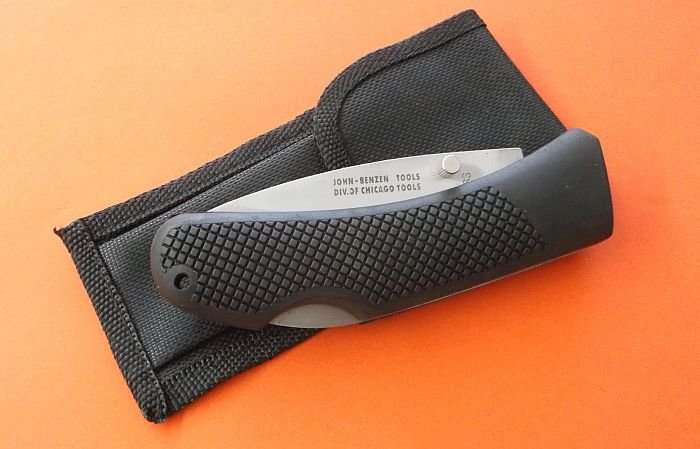 A VERY COOL SOLID SHARP JOHN BENZEN POCKET KNIFE WITH RUBBERIZED HANDLE AND POUCH !!!