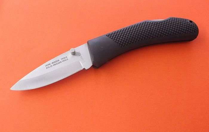 A VERY COOL SOLID SHARP JOHN BENZEN POCKET KNIFE WITH RUBBERIZED HANDLE AND POUCH !!!